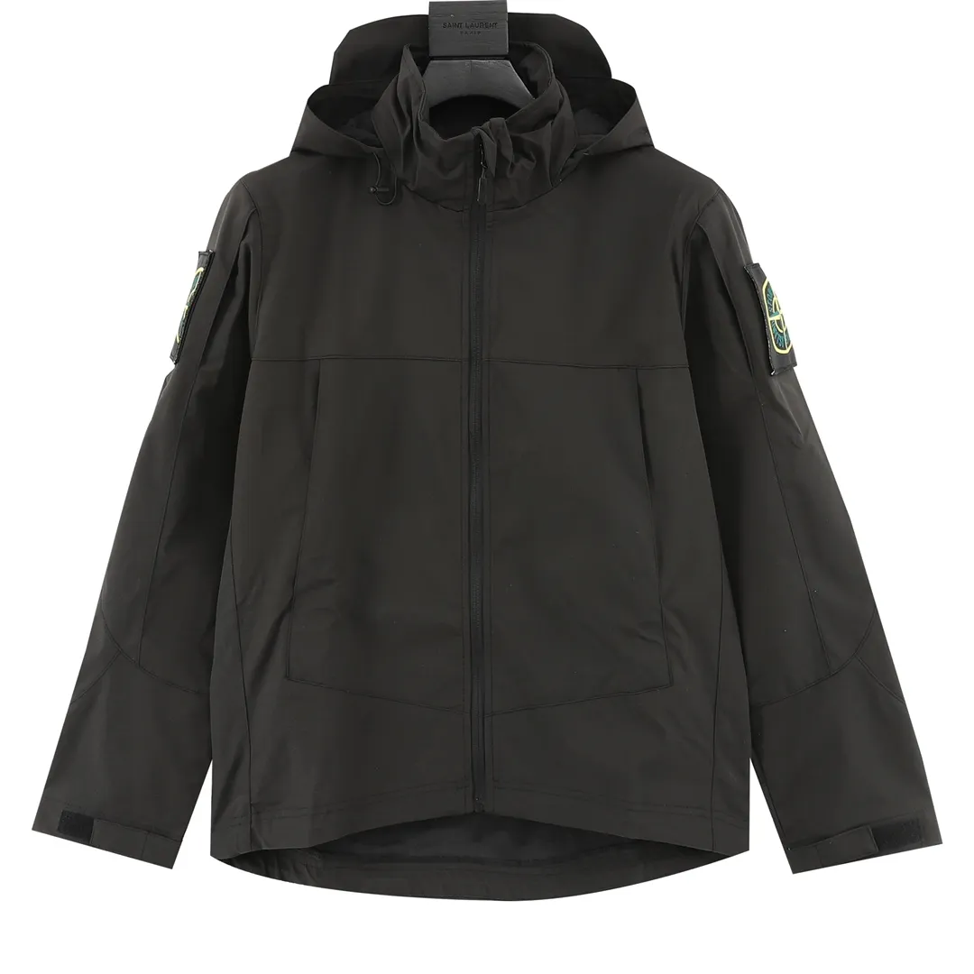 🅿️550 Stone Island/Stone Island outdoor arm logo zipper jacket. In order to restore all the texture of ZP, this year the team spent several months and finally shipped it. All excipients are restored to ZP! Highly permeable laminated fabric Gore-tex imitates water-breathable film, which feels better and more comfortable. The fabric has certain waterproof, windproof and UV-proof effects. It is one of the must-have jacket fabrics in Stone Island. It is light and thin because of the characteristics of the fabric. It is functional and full of outdoor sports. There are two pockets on the chest, and there is the logo embroidery of Stone Island nautical compass badge on the arm. It is a must-have item for outdoor travel! Size：XS-L